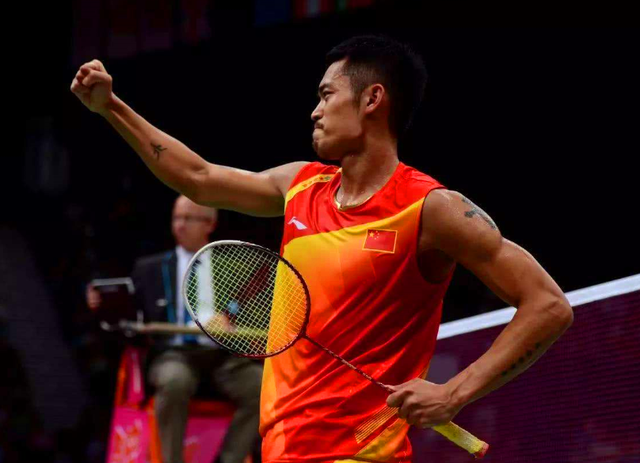 展示了其服 展示了其服